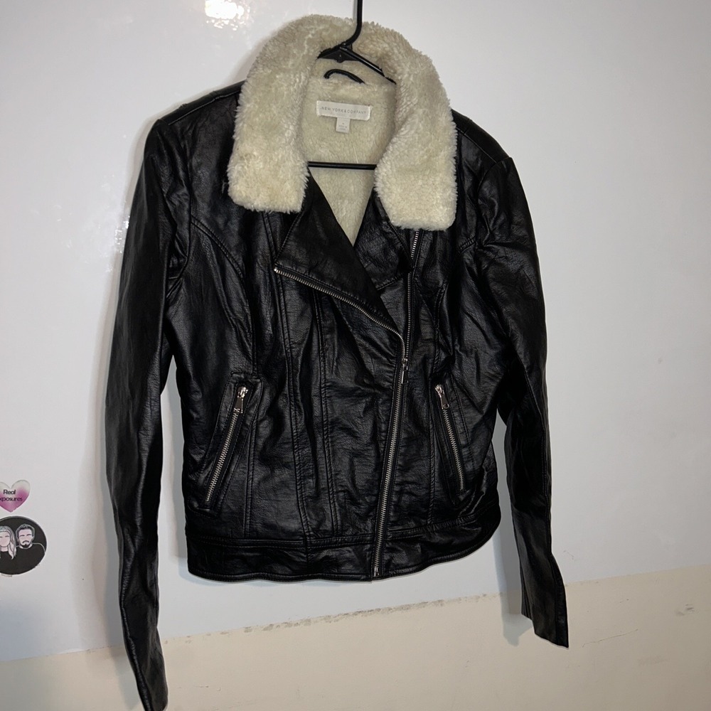 BLACK FAUX LEATHER MOTORCYCLE JACKET WITH FAUX FUR‎ SIZE MEDIUM